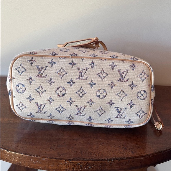 Louis Vuitton Cream and Tan Monogram Tote - Picture 5 of 8
